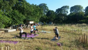 Quatre personnes en train de faire du Yoga à l'Oasis