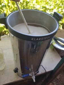 Mélange de houblons et d'eau en train de monter en température afin de débuter le processus de fermentation.