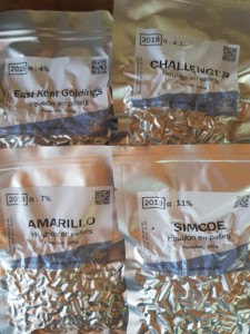 Quatre sachets de houblon de différentes variétés qui serviront à brasser la prochaine bière de l'Oasis. : East Kent Goldings, Challenger, Amarillo et Simcoe.