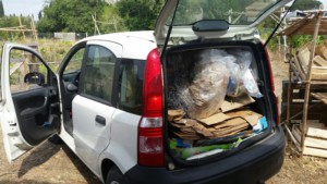 Véhicule utilitaire plein d'ordures prêt à partir pour la déchetterie.