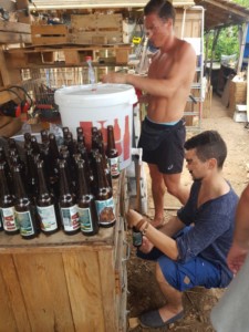Deux personnes mettent une nouvelle cuvée de bière en bouteille.