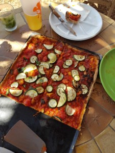 Pizza maison aux légumes du jardin entamée