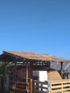 Vue éloignée du toit de l'abri du four en terre paille dont le revêtement en bambous est terminé